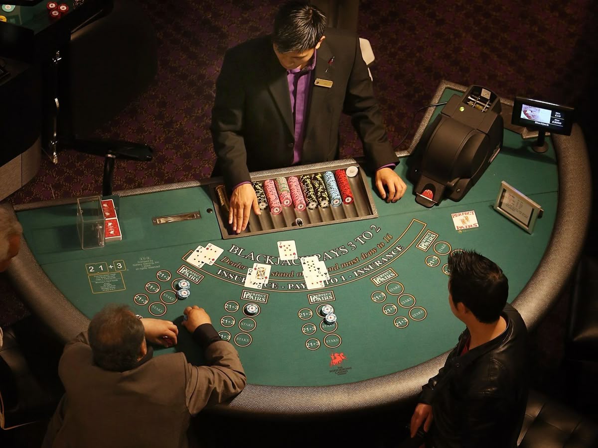 Lucky Spinner کیسینو میں پوکر گیمز